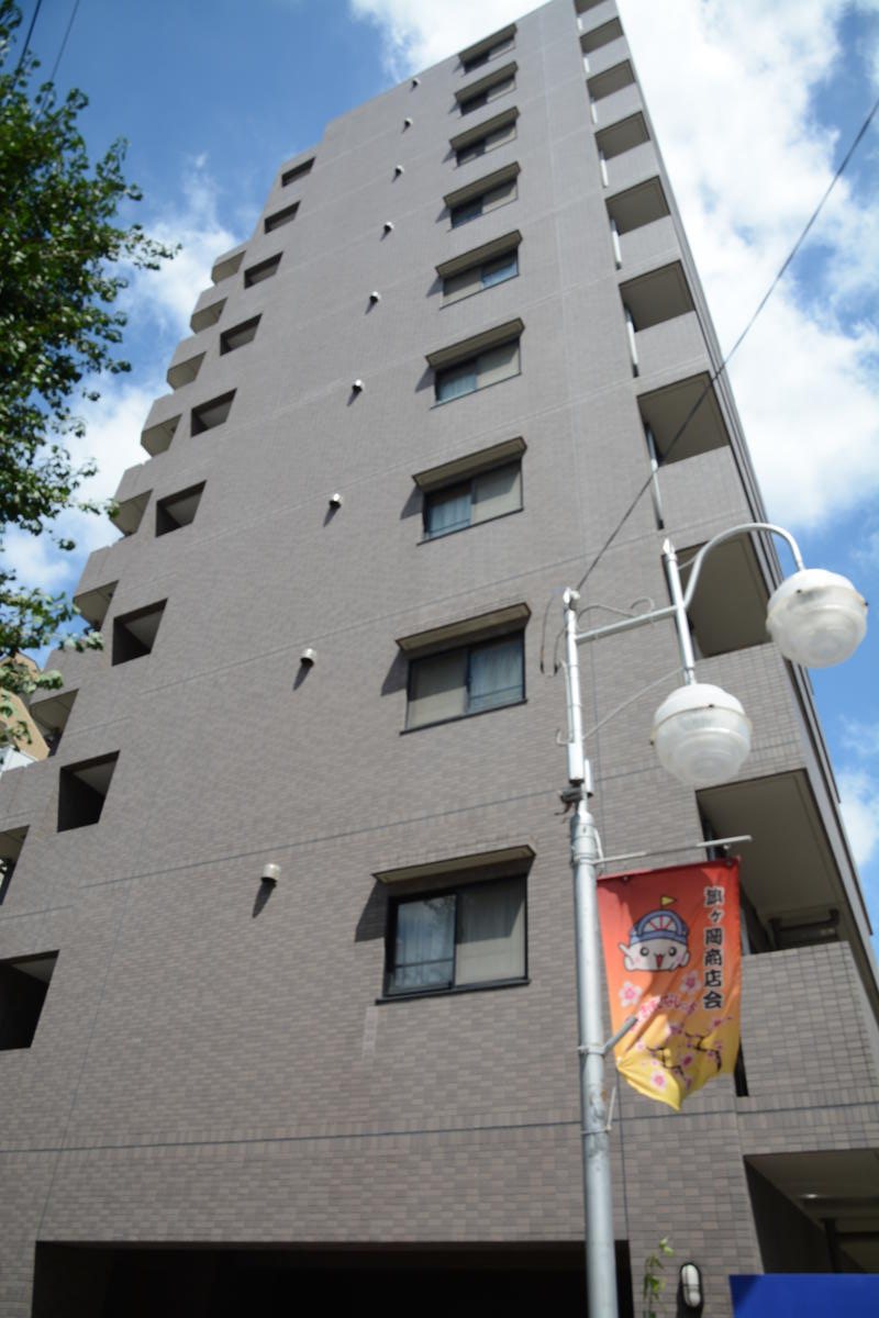ルーブル旗の台の外観