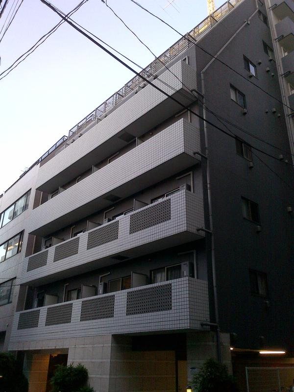 ラグジュアリーアパートメント本郷の外観